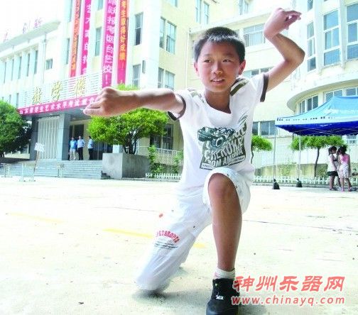 艺术考生王艺豪报考二胡项目考场外展示螳螂拳