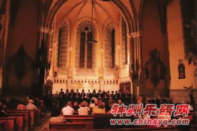 在普罗旺斯教堂唱中国民歌