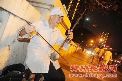 “二胡老人”夜奏桥头22年 只为平静过好每一天
