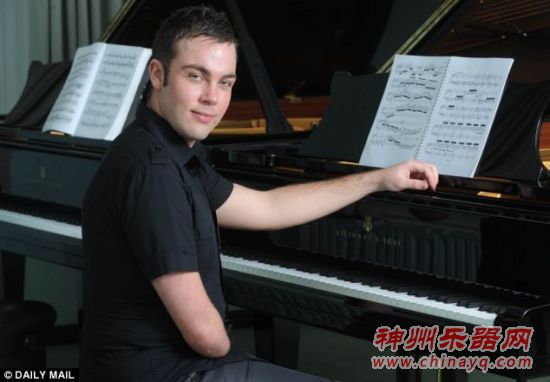 英国独臂男子自音乐学院毕业成钢琴家