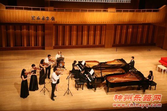 钢琴神童厦门奏响音乐之夜 湛技艺征服听众