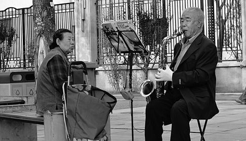 78岁老人爱上玩乐器硬是学会了吹奏萨克斯(图)