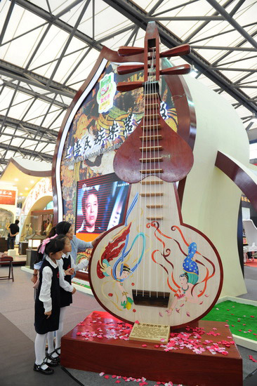 上海乐器展与上海首届市民文化节携手 五弦葫芦琴亮相展会现场