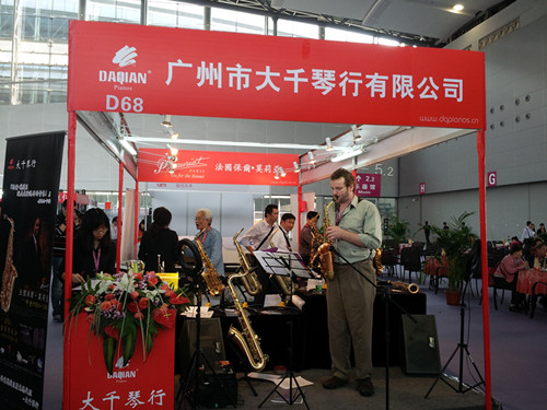 广州展会大千琴行 外国友人优雅演奏