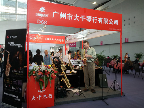 广州展会大千琴行 外国友人优雅演奏