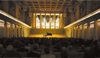 李云迪欧洲巡演心系灾区 现场为芦山遇难者默哀