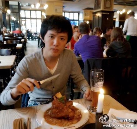 李云迪吃大餐 网友调侃“不像钢琴家”
