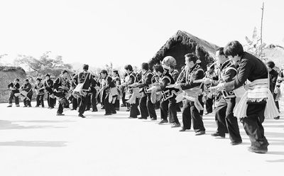 传承拉祜族文化 《快乐拉祜》在大地唱响