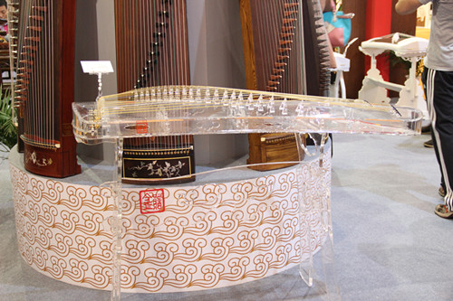 一架“看不见”的古筝