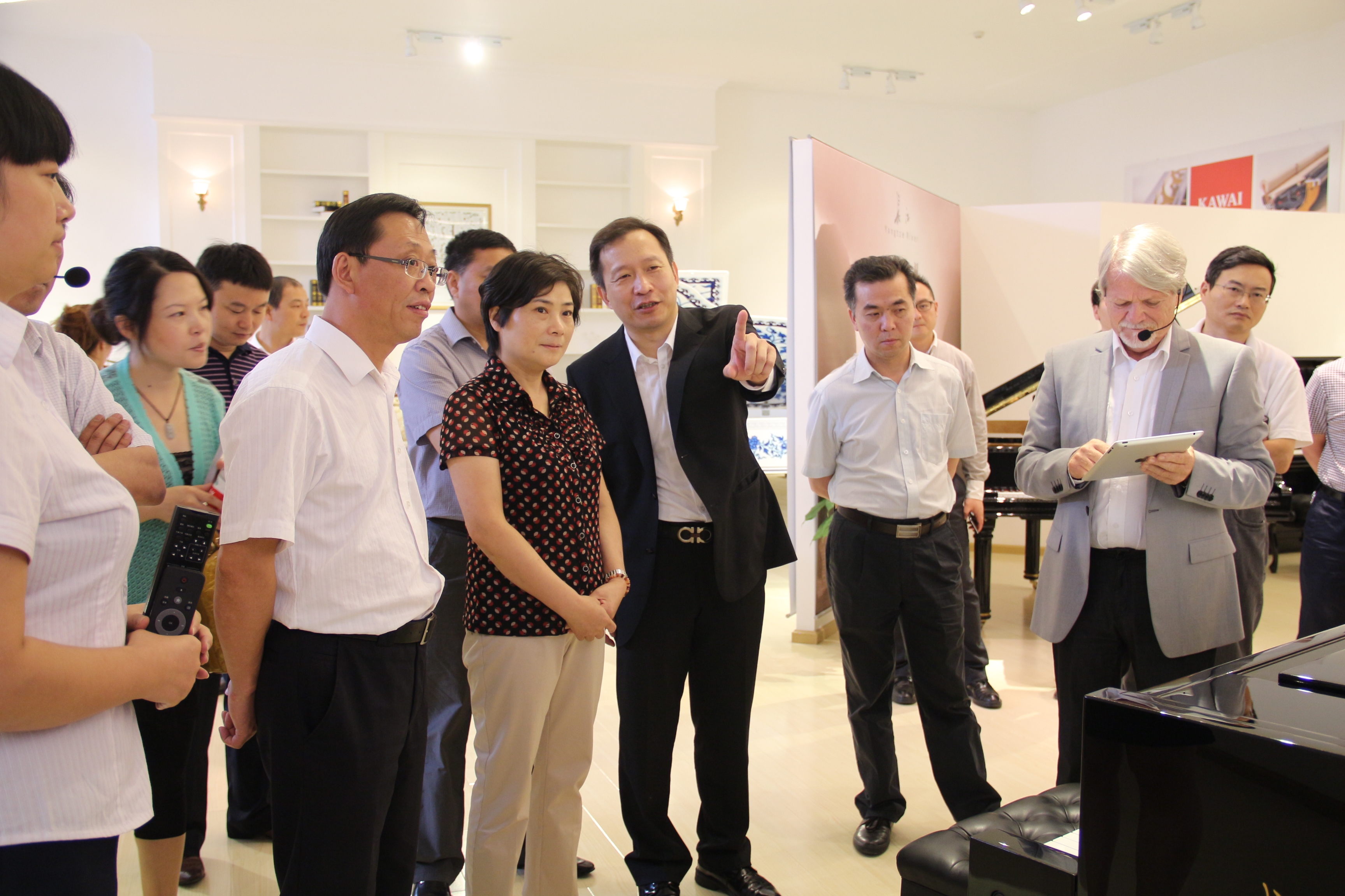 “音乐艺术和现代科技的完美融合”——湖北省文化厅厅长来钢琴生产基地调研