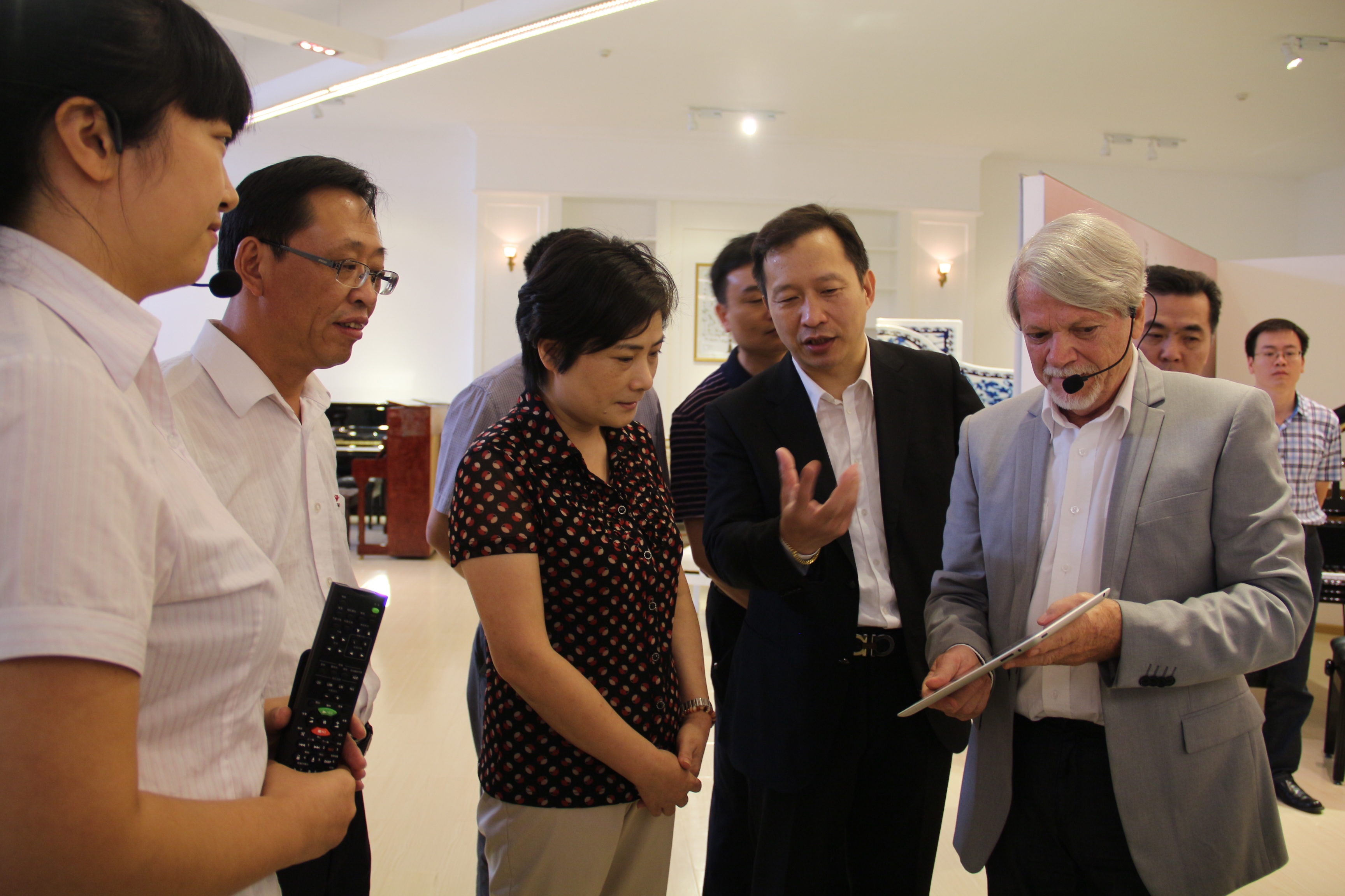 “音乐艺术和现代科技的完美融合”——湖北省文化厅厅长来钢琴生产基地调研