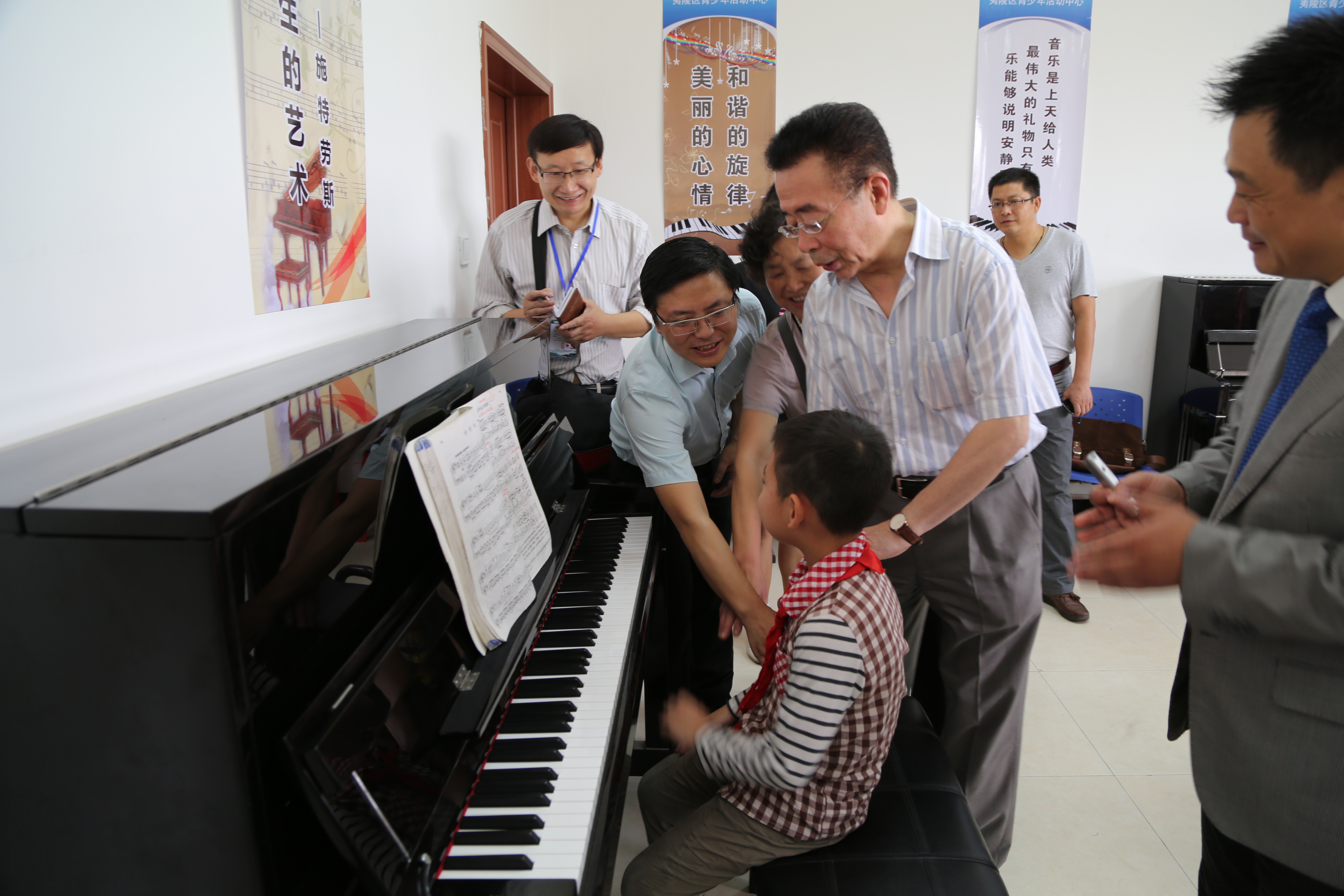 钢琴大师石叔诚走进社区辅导琴童