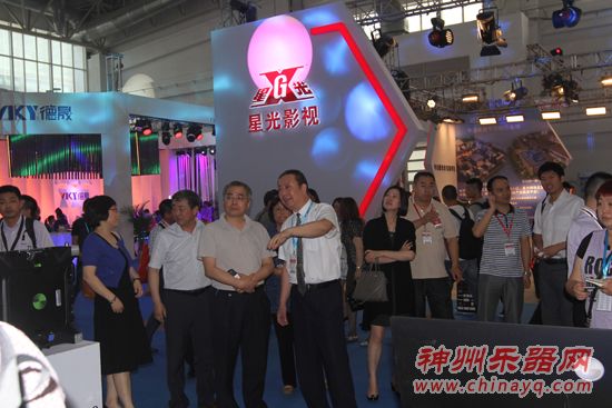 文化部副部长项兆伦一行参观2014北京展会