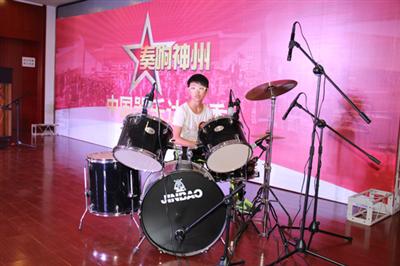 选手殷屹东架子鼓演奏