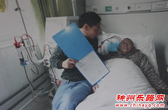 记者医院探访吹笛卖艺父子 拯救行动刻不容缓