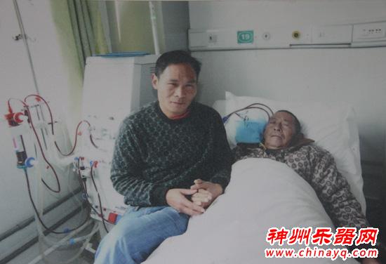 记者医院探访吹笛卖艺父子 拯救行动刻不容缓