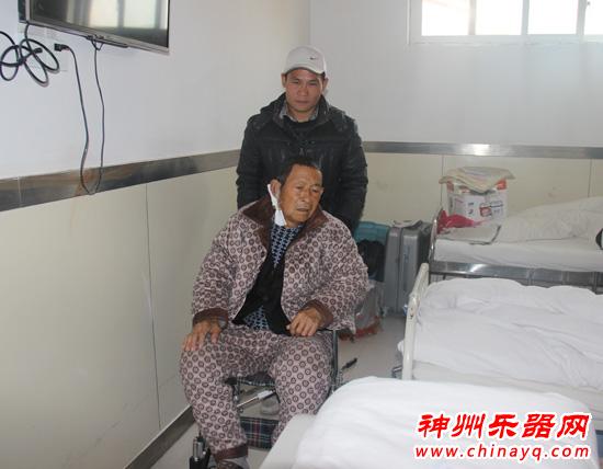 记者医院探访吹笛卖艺父子 拯救行动刻不容缓