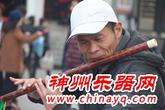 感恩社会 爱心传递 年轻人救助笛子哥