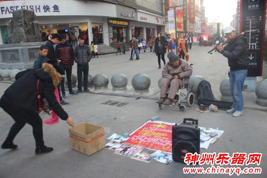 笛声悲怆孝感动天 寒风中七尺男儿卖艺救父