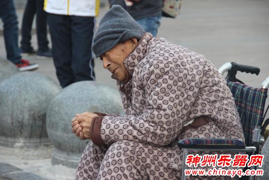 笛声悲怆孝感动天 寒风中七尺男儿卖艺救父