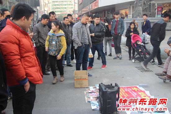 笛声悲怆孝感动天 寒风中七尺男儿卖艺救父