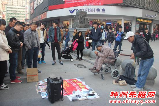 笛声悲怆孝感动天 寒风中七尺男儿卖艺救父