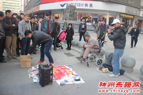 笛声悲怆孝感动天 寒风中七尺男儿卖艺救父