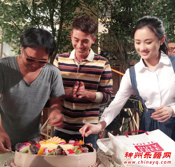 欧豪抱吉他现场为工作人员献唱 庆祝23岁生日（图）