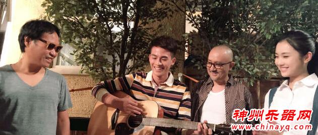 欧豪抱吉他现场为工作人员献唱 庆祝23岁生日（图）