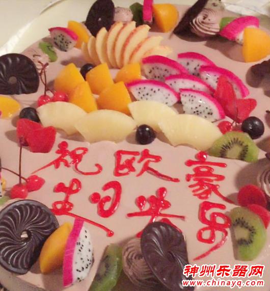 欧豪抱吉他现场为工作人员献唱 庆祝23岁生日（图）