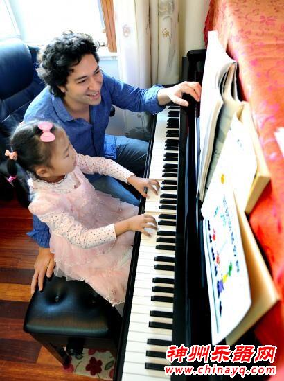 市民音乐会钢琴家帝恩波上门教小琴童