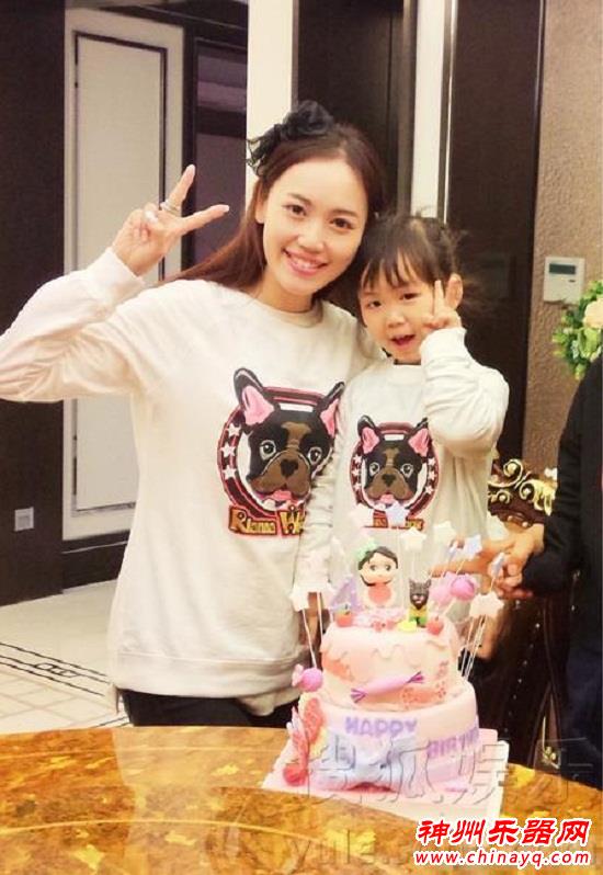 王宝强爱妻为女儿娜娜庆生，儿子拉小提琴｛图）