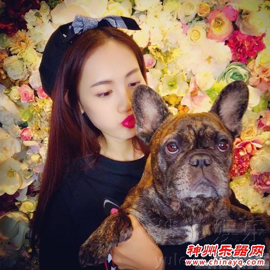 王宝强爱妻为女儿娜娜庆生，儿子拉小提琴｛图）