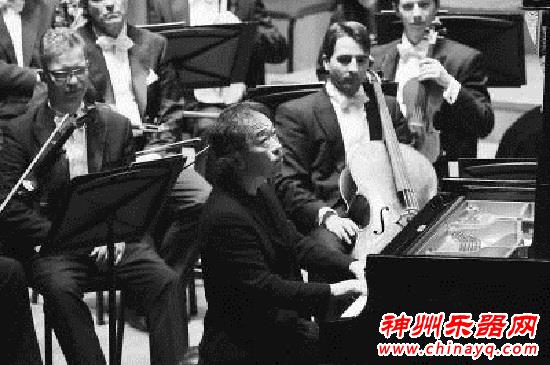钢琴独奏家郑明勋带伤演奏 30分钟一气呵成