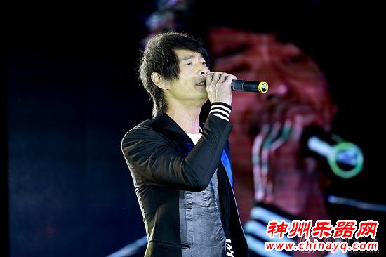 黄品源慈善晚会含泪拍卖吉他 周海媚为善举牌