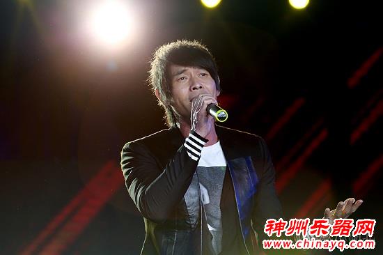 黄品源慈善晚会含泪拍卖吉他 周海媚为善举牌