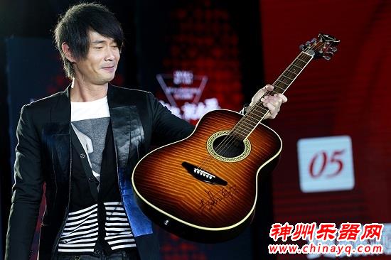 黄品源慈善晚会含泪拍卖吉他 周海媚为善举牌