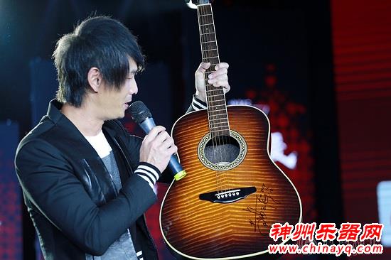 黄品源慈善晚会含泪拍卖吉他 周海媚为善举牌