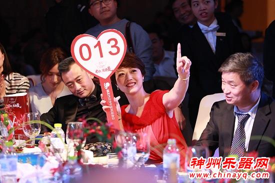 黄品源慈善晚会含泪拍卖吉他 周海媚为善举牌