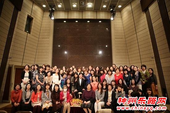 李云迪会乐迷谦和无架子 亲切合影签名被赞贴心