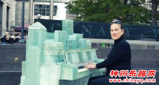 水晶乐器 伦敦艺术家打造纯玻璃钢琴 （图）