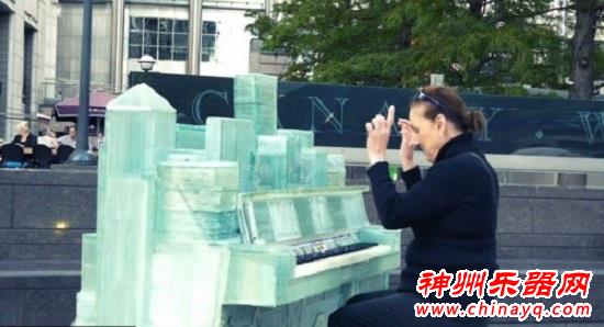 水晶乐器 伦敦艺术家打造纯玻璃钢琴 （图）