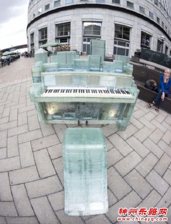 水晶乐器 伦敦艺术家打造纯玻璃钢琴 （图）