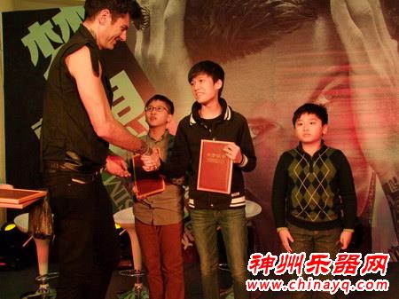 廖明飞3学生齐夺冠钢琴大赛 获马克西姆称赞