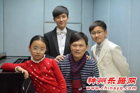 廖明飞3学生齐夺冠钢琴大赛 获马克西姆称赞