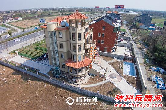 浙江嘉兴一农民建美式别墅装观光电梯被热议