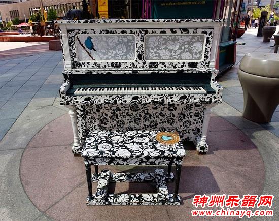 世界各地的街头涂鸦钢琴 音乐促进人与人交流(组图)