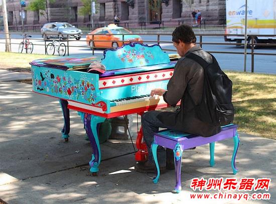 世界各地的街头涂鸦钢琴 音乐促进人与人交流(组图)