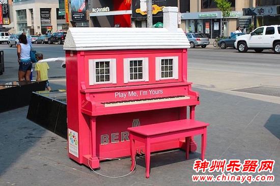 世界各地的街头涂鸦钢琴 音乐促进人与人交流(组图)