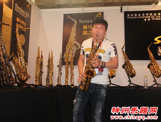 器乐达人范文泽应邀参加北京乐器展萨克斯试音